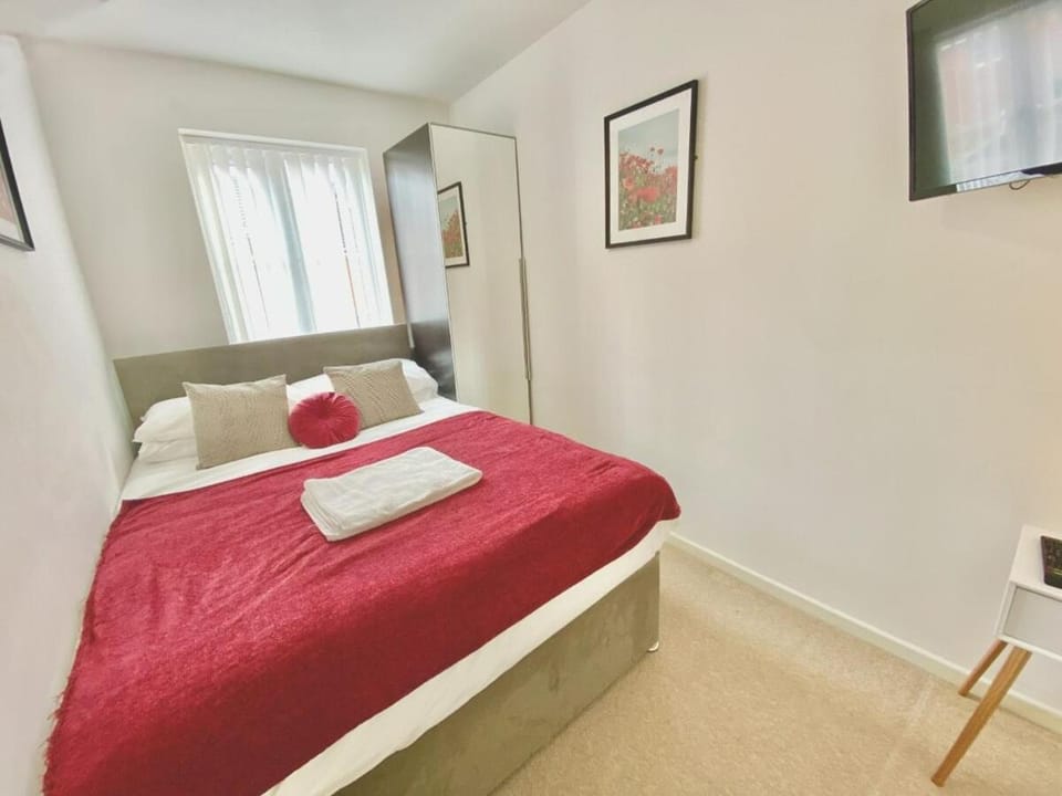Bed, TV and multimedia, Bedroom, towels