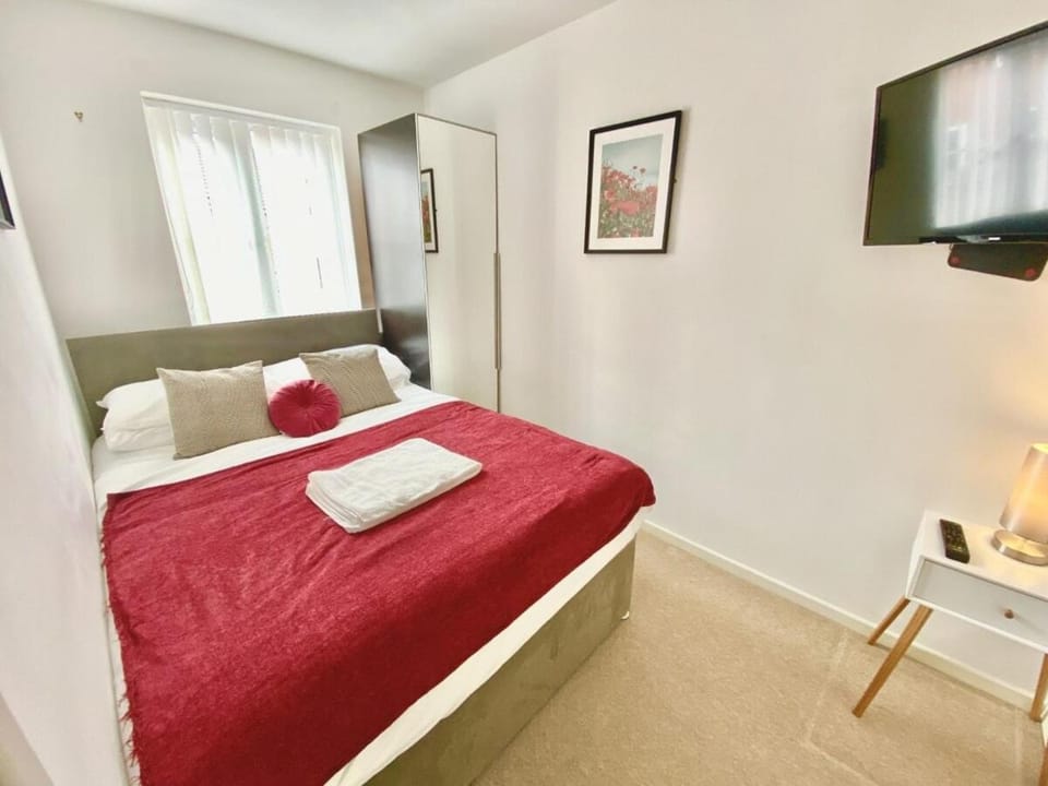 Bed, TV and multimedia, Bedroom, towels