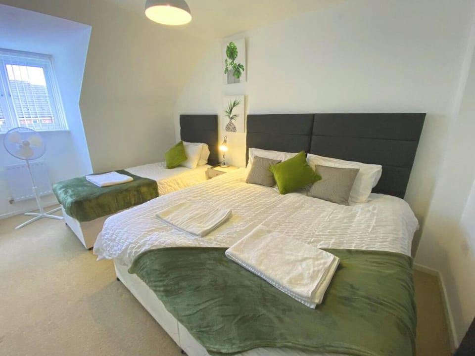 Bed, Bedroom, towels