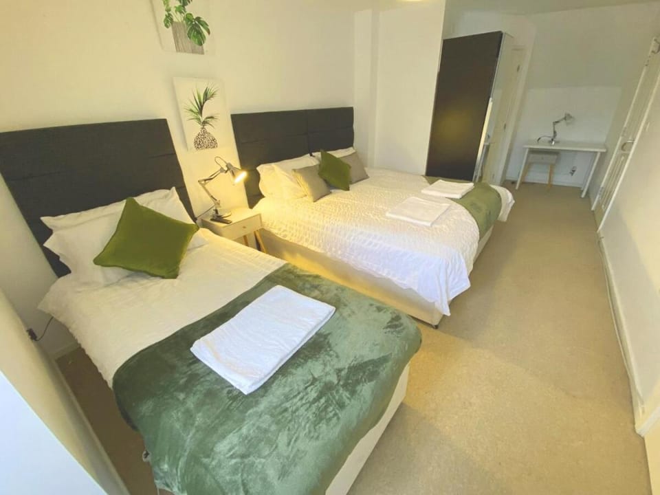 Bed, Bedroom, towels