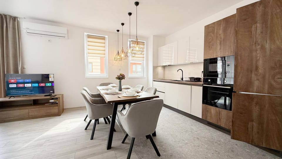 TV and multimedia, Kitchen or kitchenette, Dining area, air conditioner