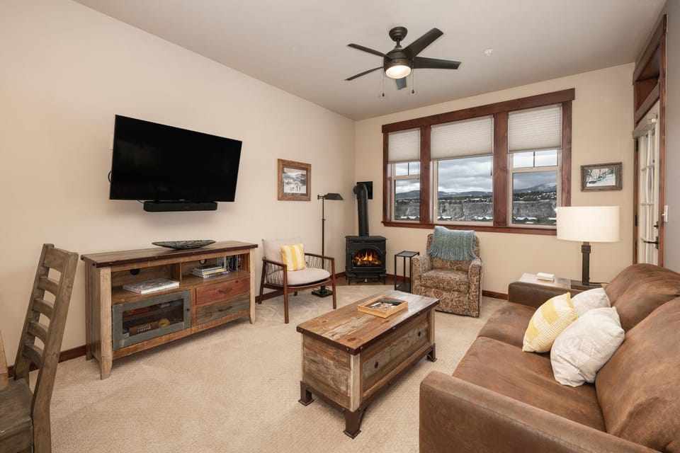 TV and multimedia, View (from property/room), Living room, Seating area, Mountain view, fireplace, furniture