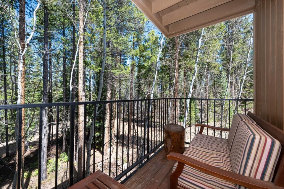 Day, Natural landscape, Balcony/Terrace, Seating area, furniture