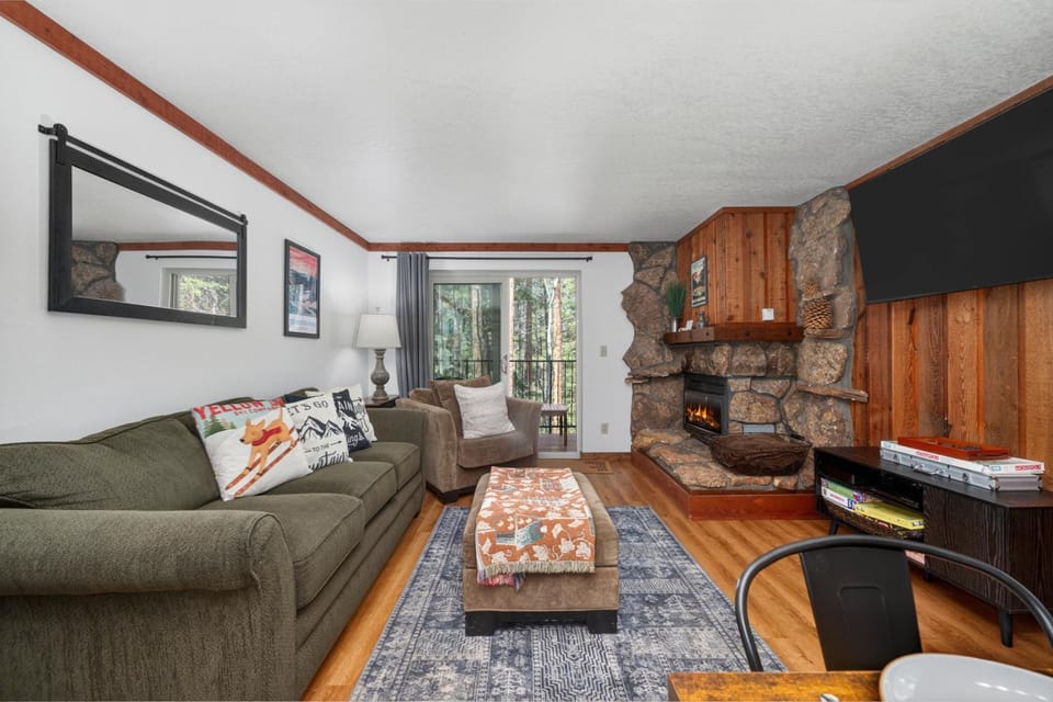 Day, TV and multimedia, Living room, fireplace, furniture