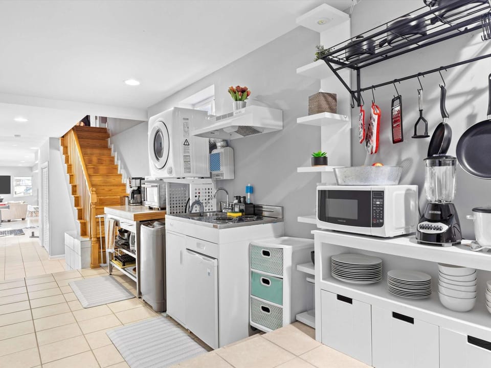 Sunny City Accommodations - Close to METRO and UMD Apartment in Mount Rainier