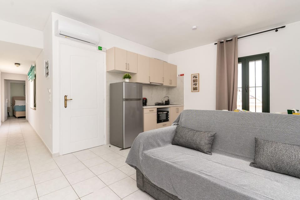 Kitchen or kitchenette, Seating area, stove