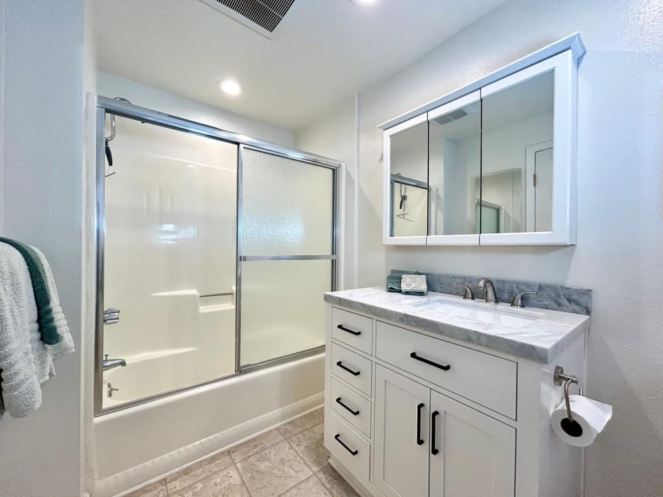 Amazing View Newly Remodeled -L2 EV Charger- Pet Friendly House in Cambria