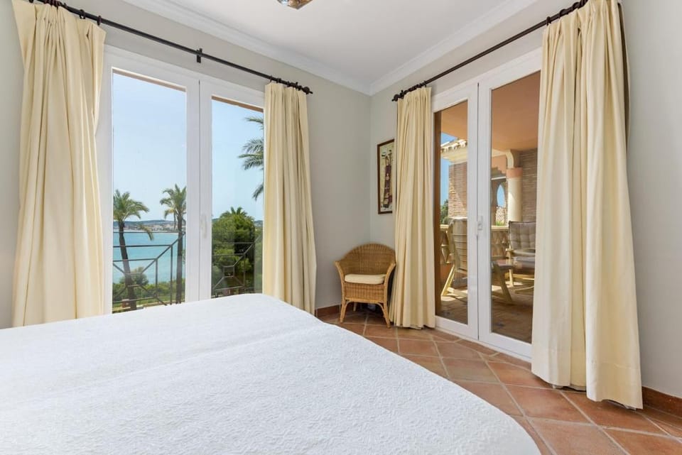 Bed, Photo of the whole room, Sea view