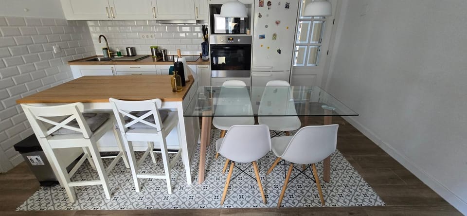 Kitchen or kitchenette, Dining area, stove