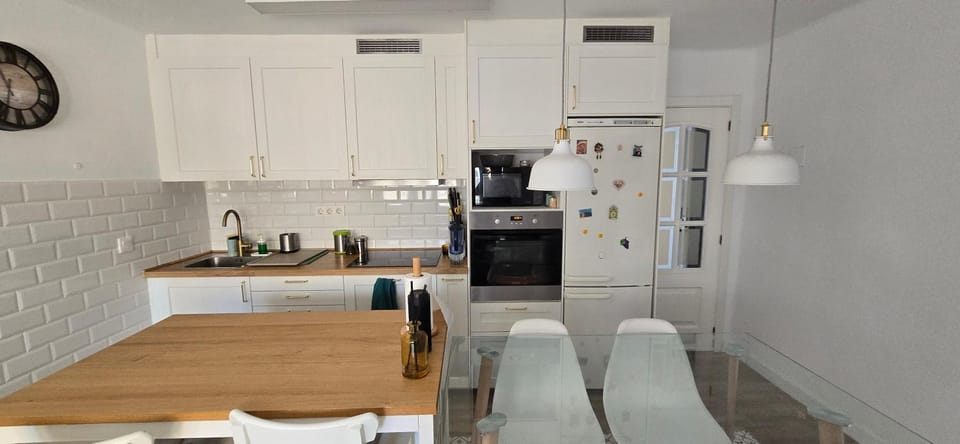 Kitchen or kitchenette, Dining area, oven, stove