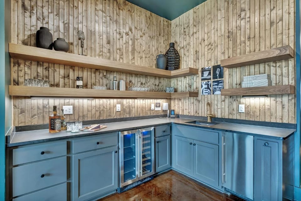 Kitchen or kitchenette, minibar, stove
