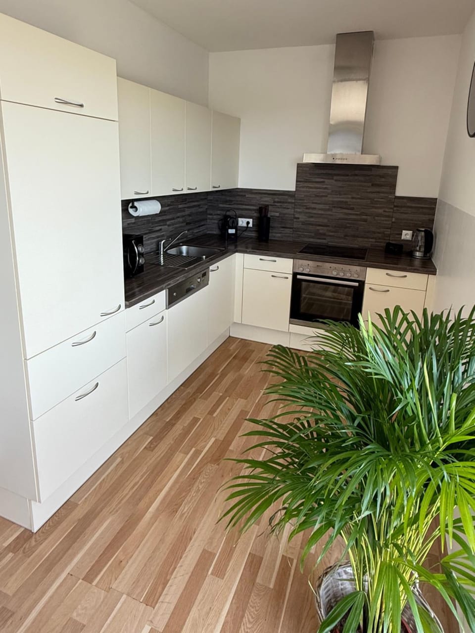 Coffee/tea facilities, Kitchen or kitchenette, microwave, oven, stove, toaster, kitchen