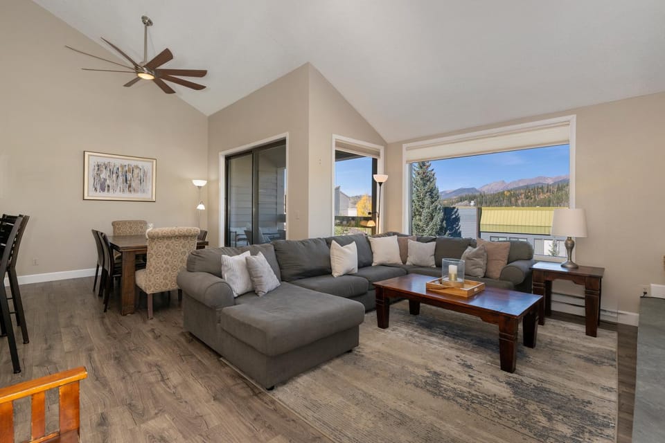 Day, Balcony/Terrace, Living room, Mountain view, furniture