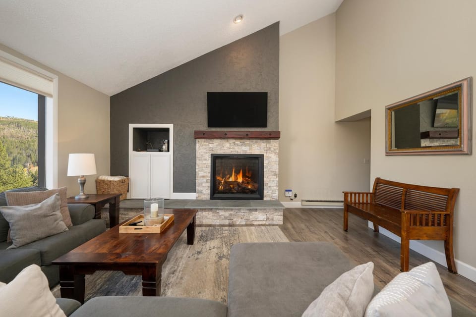 TV and multimedia, View (from property/room), Living room, Mountain view, fireplace, furniture