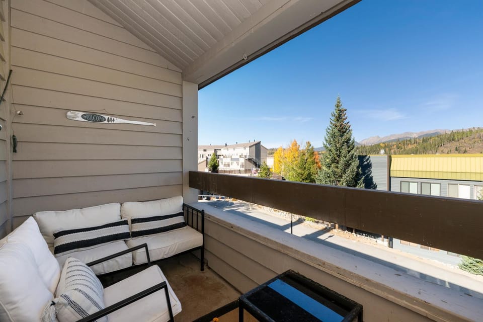 Patio, Day, Balcony/Terrace, Seating area, Autumn, Mountain view