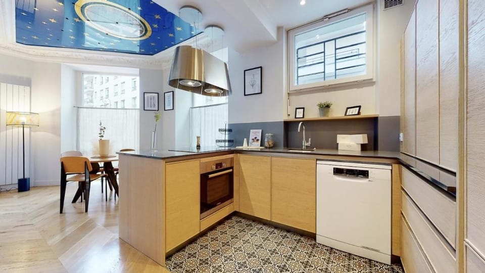 Kitchen or kitchenette, Dining area