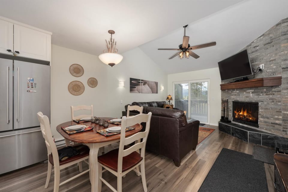 TV and multimedia, Kitchen or kitchenette, Living room, Dining area, fireplace, furniture