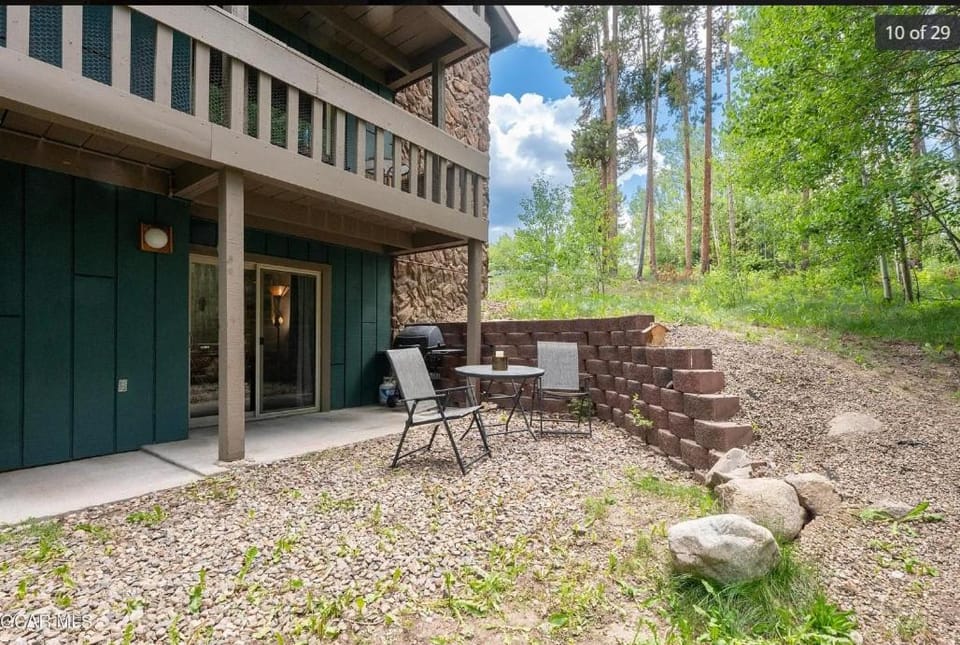 Property building, Patio, Day, Natural landscape, Balcony/Terrace, Seating area, furniture