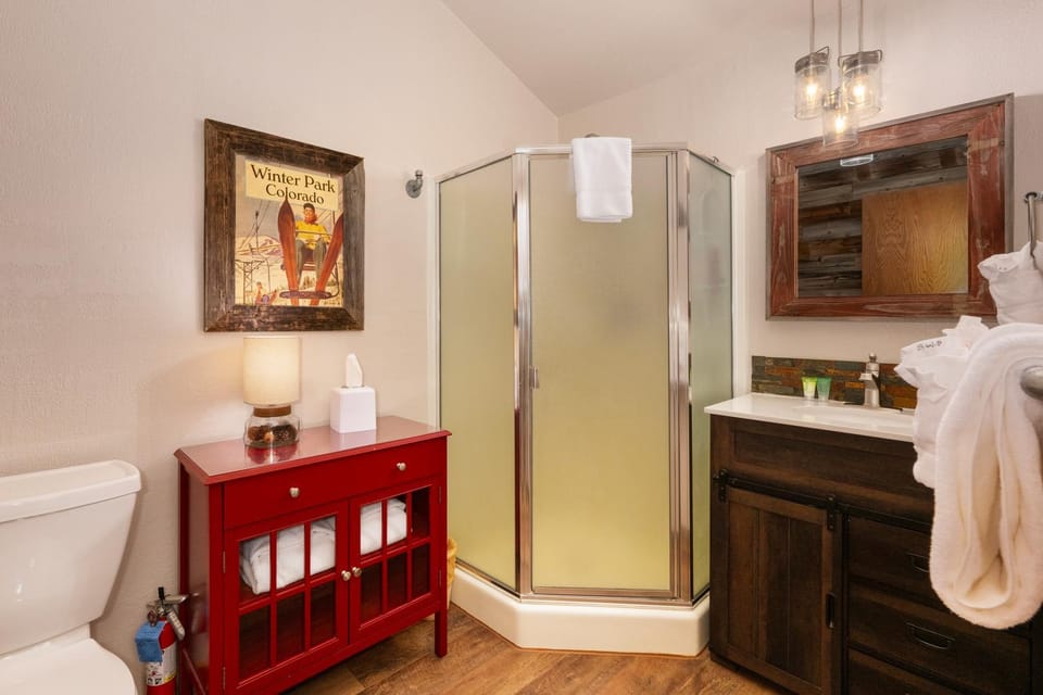 Shower, Toilet, Bathroom, towels