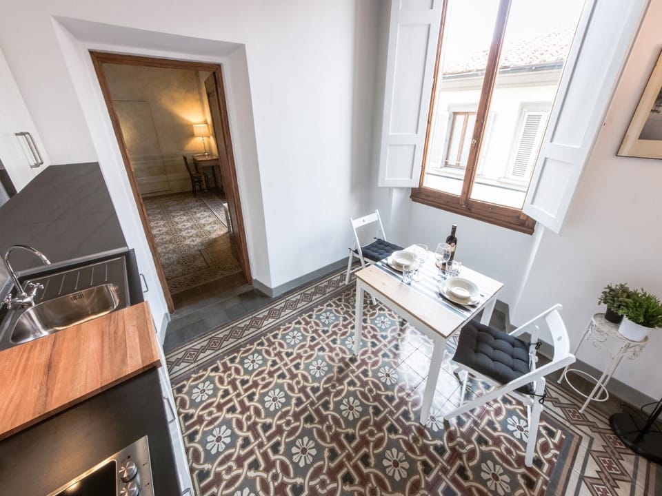 Kitchen or kitchenette, Dining area