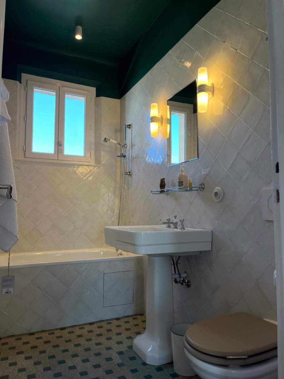 Shower, Toilet, Bathroom, Bath, towels