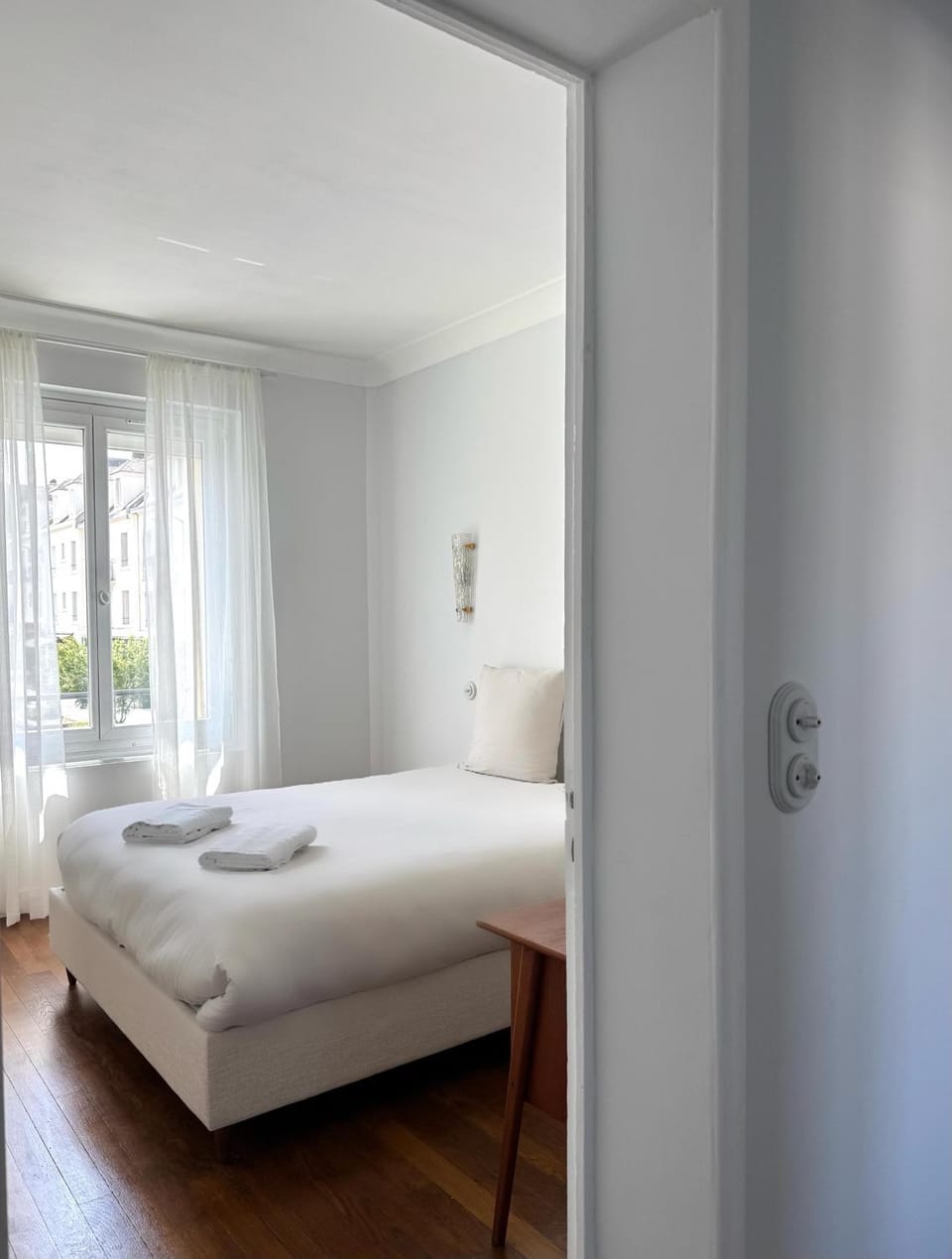 Bed, Photo of the whole room, Bedroom, towels