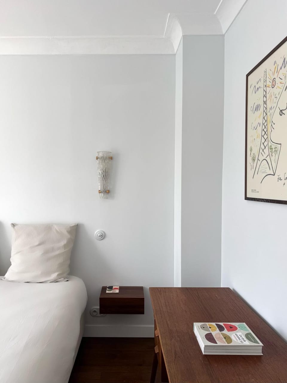 Bed, Seating area, Bedroom