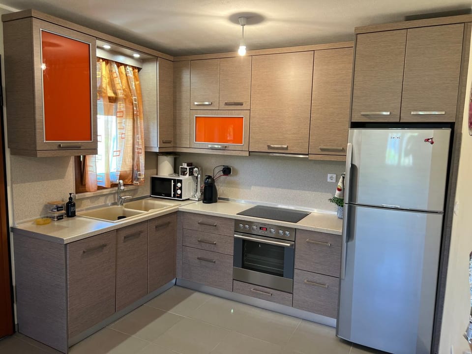 Coffee/tea facilities, Kitchen or kitchenette, dishwasher, oven, stove