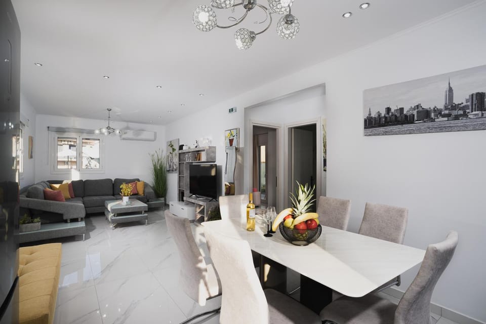 Kitchen or kitchenette, Seating area, Dining area
