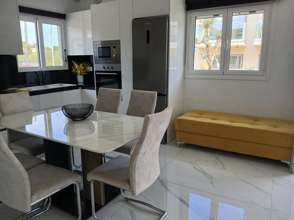Kitchen or kitchenette, Seating area, Dining area, oven