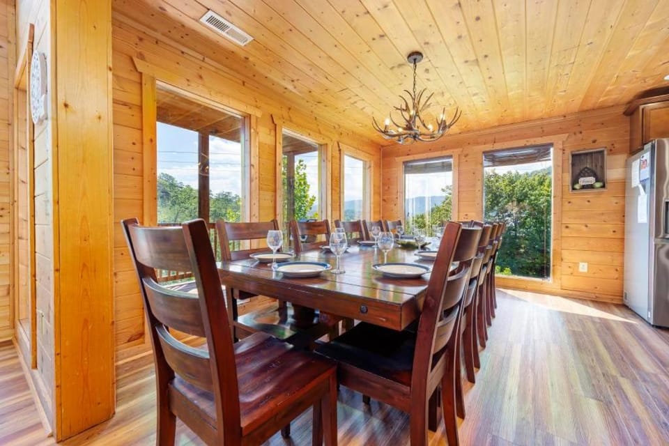 Almost Heaven, free tickets, no catch! Chalet in Pigeon Forge