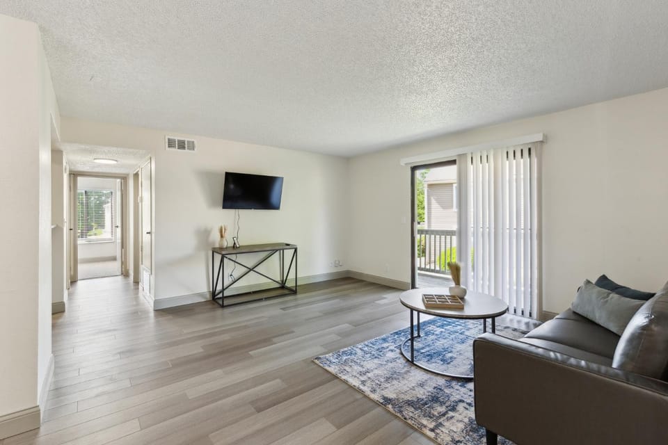 Rosehill Pointe 122 I Comfy 2 Bed 1 Bath Apartment in Lenexa