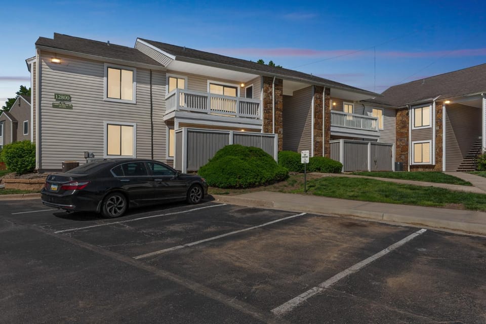 Rosehill Pointe 122 I Comfy 2 Bed 1 Bath Apartment in Lenexa