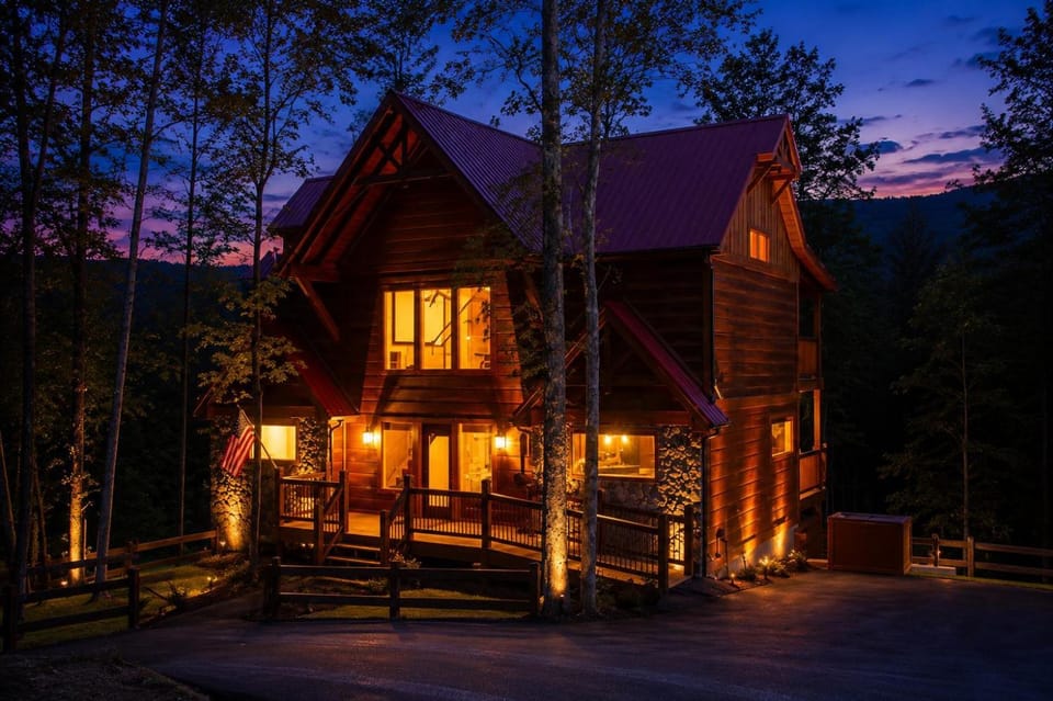 A Swimmin' Bear, free tickets, no catch! Chalet in Pigeon Forge