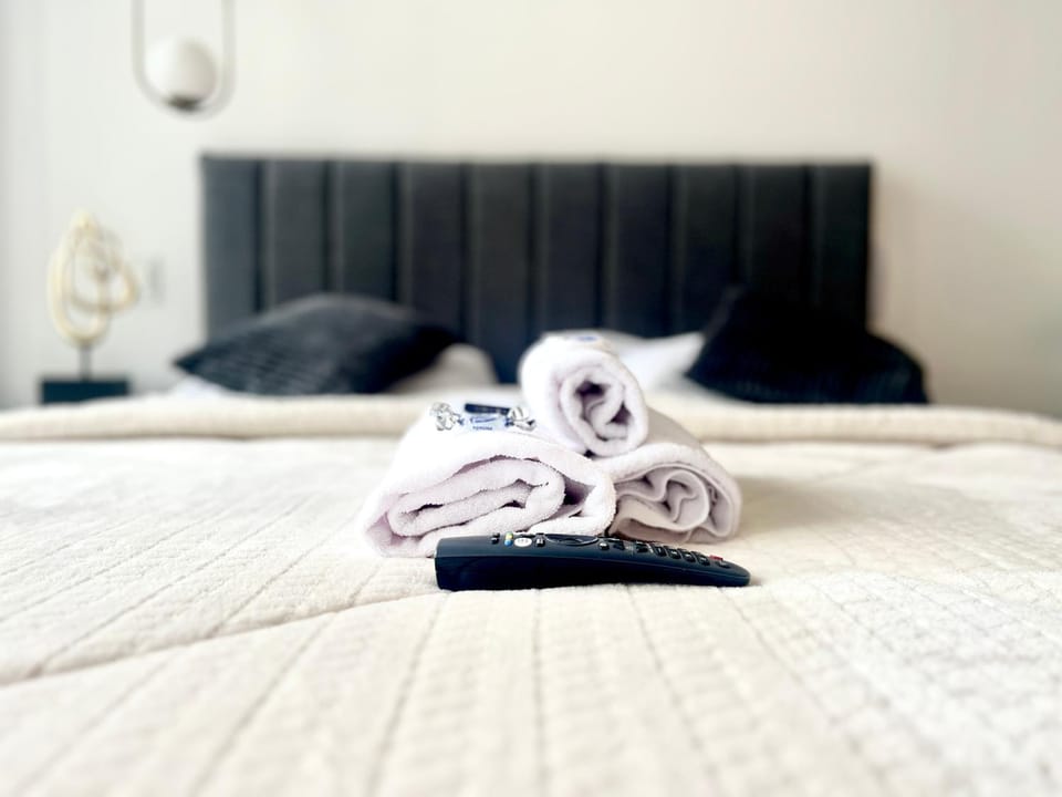 Bed, Bedroom, towels