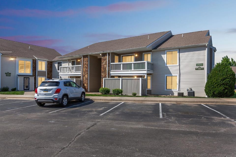 Rosehill Pointe 55 I Spacious 1 Bed 1 Bath Apartment in Lenexa