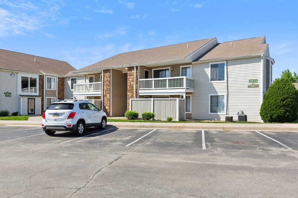 Rosehill Pointe 55 I Spacious 1 Bed 1 Bath Apartment in Lenexa