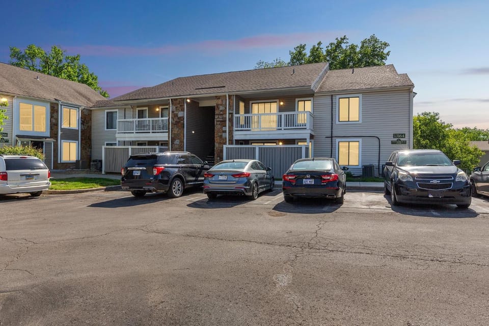 Rosehill Pointe 179 I Spacious 2 Bed 1 Bath Apartment in Lenexa