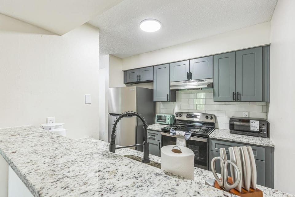 Rosehill Pointe 179 I Spacious 2 Bed 1 Bath Apartment in Lenexa