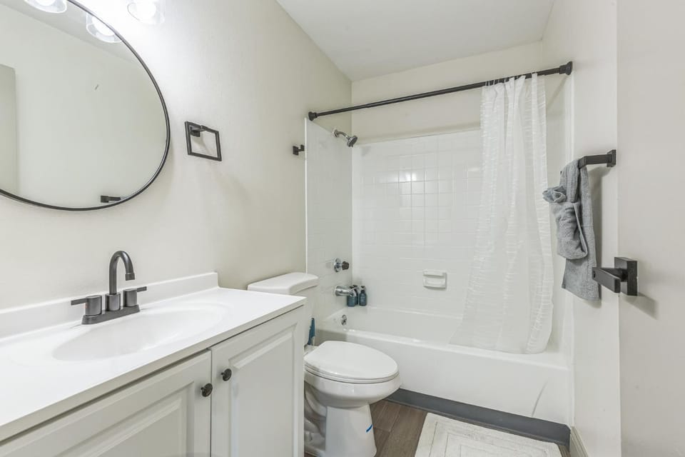 Rosehill Pointe 179 I Spacious 2 Bed 1 Bath Apartment in Lenexa