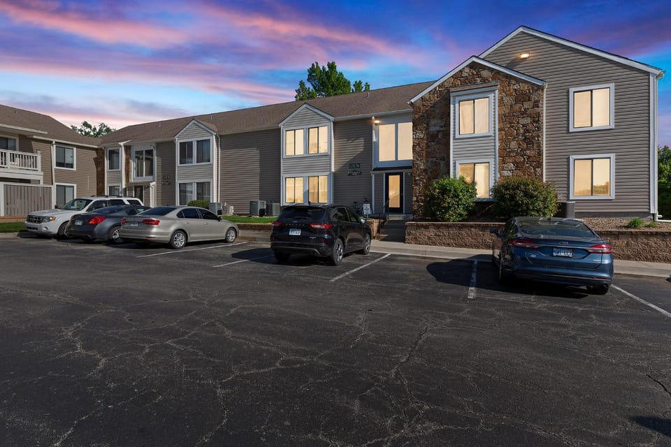 Rosehill Pointe 197 I Spacious 1 Bed 1 Bath Apartment in Lenexa