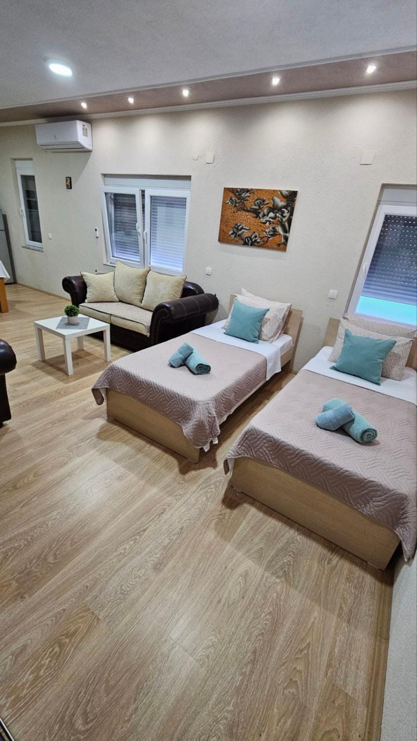 Bed, Living room, Seating area, towels
