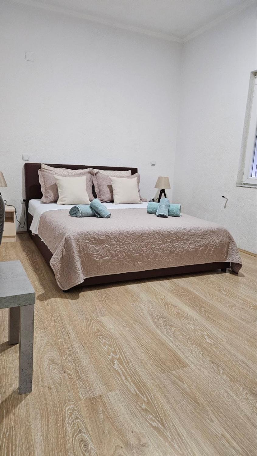 Bed, Bedroom, towels