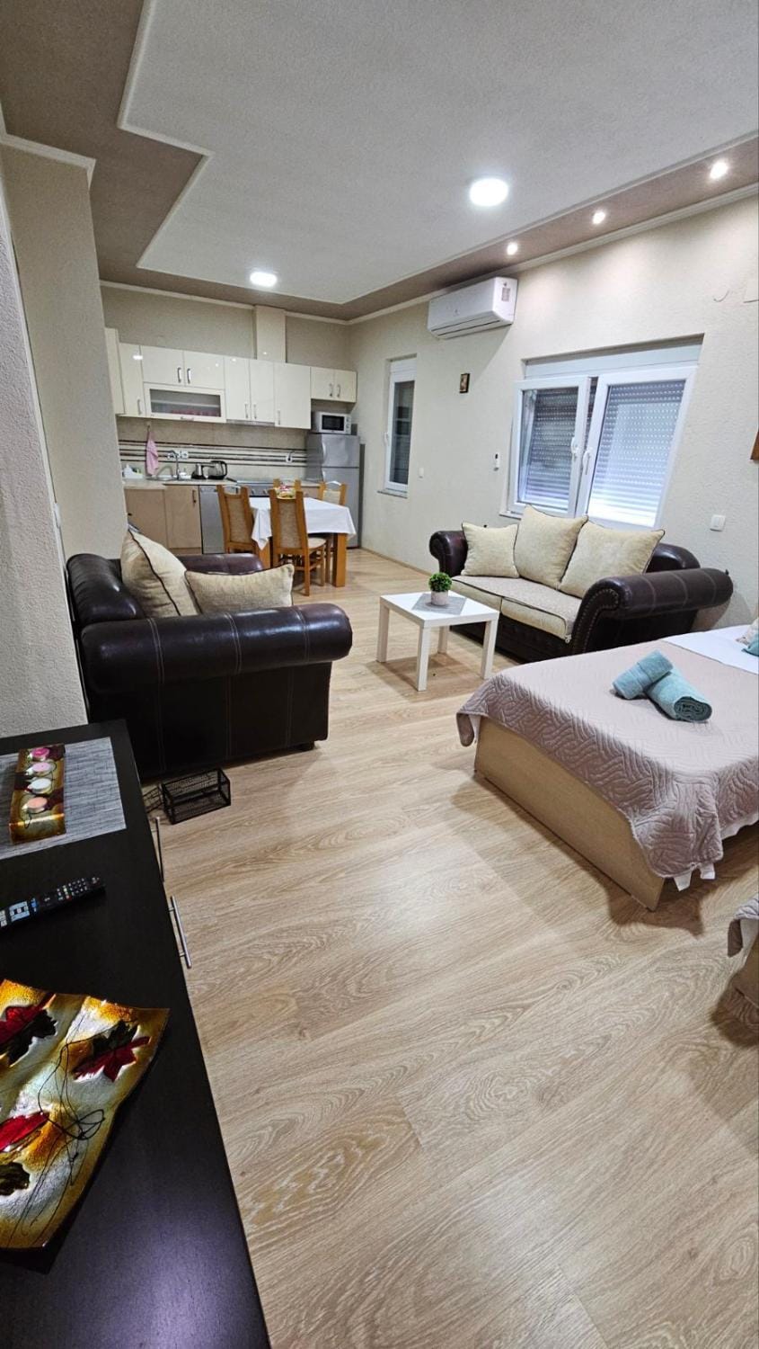 Kitchen or kitchenette, Living room, Seating area, Dining area