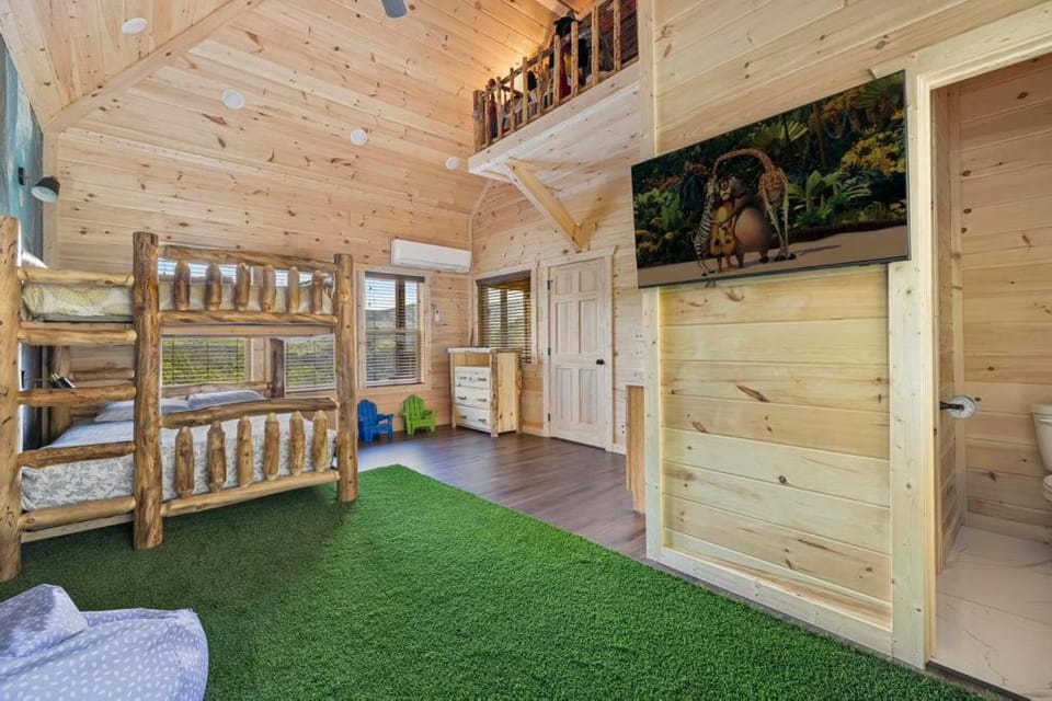 Near Dollywood Resort Amenities Included Chalet in Pigeon Forge