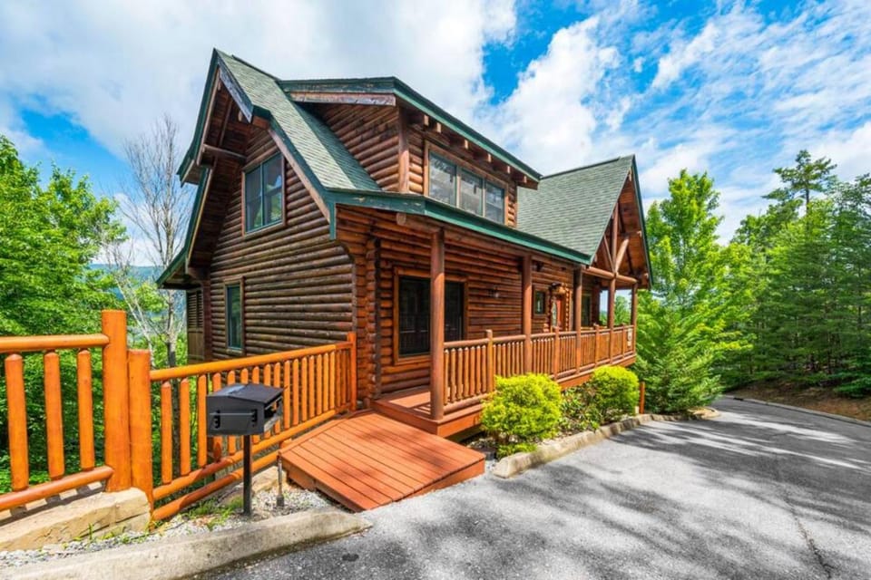 Mountain Sunrise by Avada Properties House in Pigeon Forge