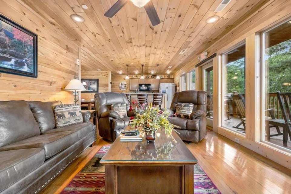 A Perfect Getaway, free tickets, no catch! Chalet in Pigeon Forge