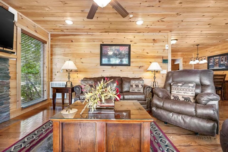 A Perfect Getaway, free tickets, no catch! Chalet in Pigeon Forge