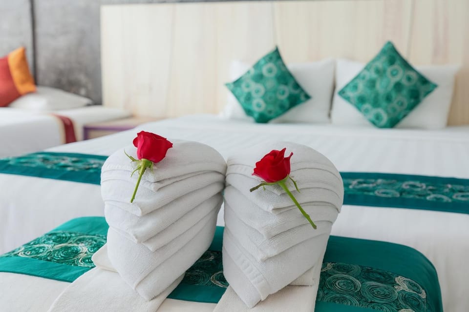 Bed, Bedroom, towels