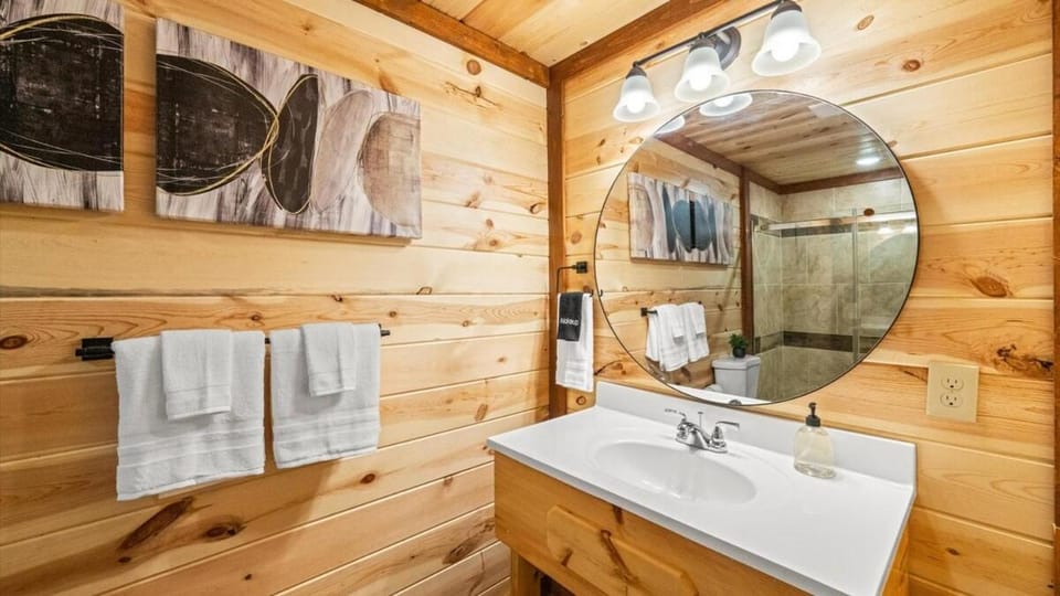 Jericho Way- luxe retreat indoor pool theater room House in Sevierville